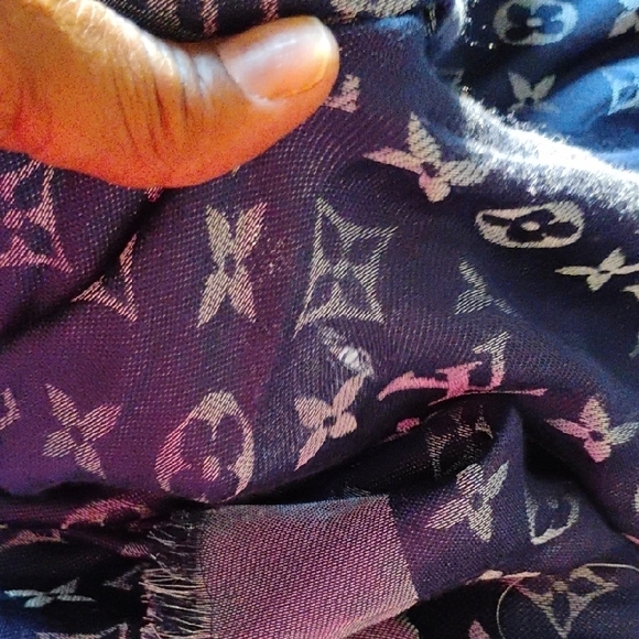 Aut Monogram Shine Shawl - Picture 6 of 13